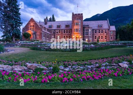 L'édifice administratif de Parcs Canada de nuit dans la ville de Banff, Banff, Alberta, Canada. Banque D'Images