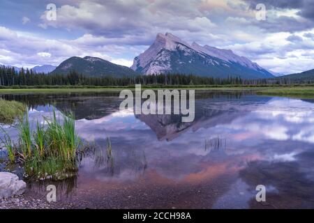 Mont Rundle et les lacs Vermilion au coucher du soleil, parc national Banff, Alberta, Canada. Banque D'Images