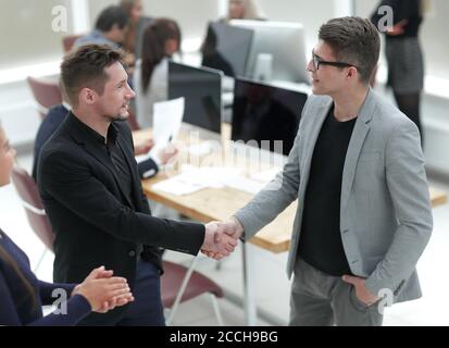 les collègues se saluent mutuellement avec une poignée de main Banque D'Images
