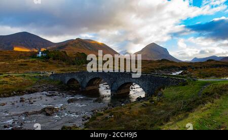 Le pont Old Road à l'île de Sligachan de Skye avec Les collines de Cuillin derrière Banque D'Images