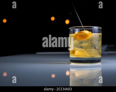 Un cocktail artisanal moderne servi sur les rochers dans un verre avec garniture de zeste d'orange vu dans un restaurant branché bar Banque D'Images