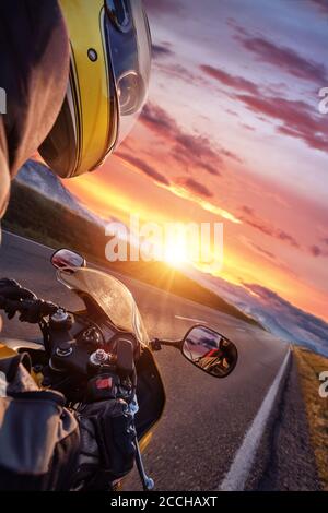 Close-up de pilote moto équitation dans l'autoroute Alpine. La photographie en plein air, paysage de montagne. La photographie de voyage et de sport. La vitesse et la liberté d'hiver Banque D'Images