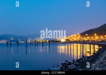 Soirée à Yam O, île Lantau, Hong Kong. C'est un moment très calme. L'eau n'a pas beaucoup d'ondulation qui reflètent la lumière de l'autoroute. Banque D'Images