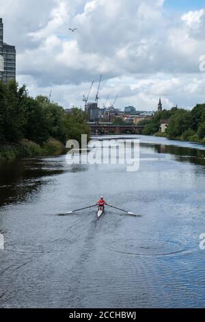 Glasgow, Écosse, Royaume-Uni. 22 août 2020. Météo Royaume-Uni. Une formation de rameur sur la rivière Clyde. Credit: SKULLY/Alay Live News Banque D'Images