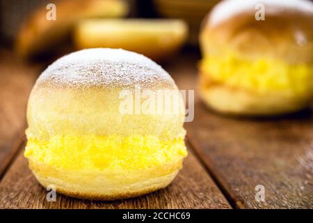 Pain à la crème et au sucre, donut brésilien appelé 'sonho de padaria', typique sucré de São Paulo Banque D'Images