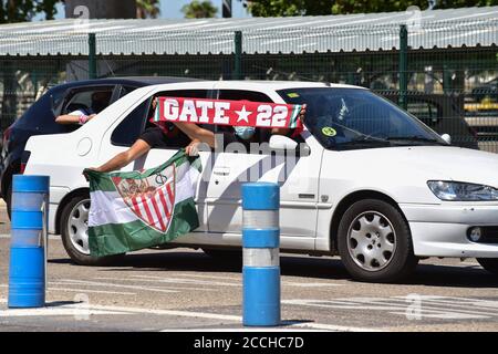 Séville, Espagne. 22 août 2020. Les fans de Sevilla FC attendent les joueurs avec la coupe pour célébrer leur sixième Europa League, samedi, 28 août, 2020 crédit: CORDO PRESSE/Alamy Live News Banque D'Images