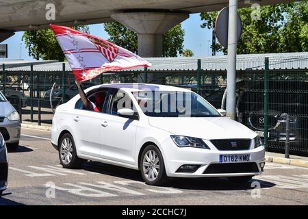 Séville, Espagne. 22 août 2020. Les fans de Sevilla FC attendent les joueurs avec la coupe pour célébrer leur sixième Europa League, samedi, 28 août, 2020 crédit: CORDO PRESSE/Alamy Live News Banque D'Images