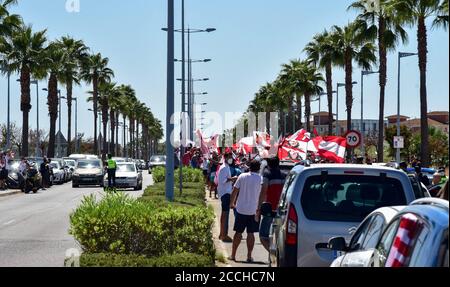 Séville, Espagne. 22 août 2020. Les fans de Sevilla FC attendent les joueurs avec la coupe pour célébrer leur sixième Europa League, samedi, 28 août, 2020 crédit: CORDO PRESSE/Alamy Live News Banque D'Images