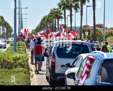 Séville, Espagne. 22 août 2020. Les fans de Sevilla FC attendent les joueurs avec la coupe pour célébrer leur sixième Europa League, samedi, 28 août, 2020 crédit: CORDO PRESSE/Alamy Live News Banque D'Images