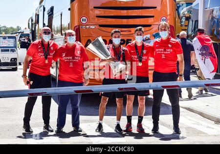 Séville, Espagne. 22 août 2020. Llegada del Sevilla FC a Sevilla con la Copa Sevilla FC les joueurs arrivent avec la coupe Europa League à Séville, samedi, 22 août, 2020 crédit: CORDON PRESSE/Alamy Live News Banque D'Images