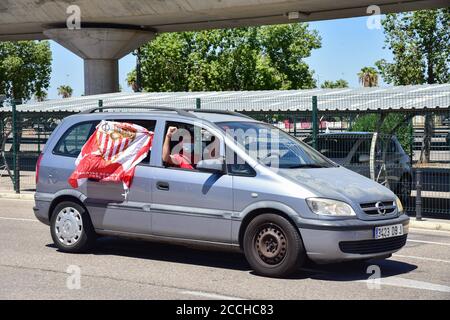 Séville, Espagne. 22 août 2020. Les fans de Sevilla FC attendent les joueurs avec la coupe pour célébrer leur sixième Europa League, samedi, 28 août, 2020 crédit: CORDO PRESSE/Alamy Live News Banque D'Images