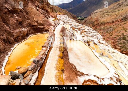 Étangs de sel à Maras, Pérou. Depuis les temps pré-Inca, le sel a été obtenu à Maras en évaporant l'eau salée d'un ruisseau souterrain local. Banque D'Images