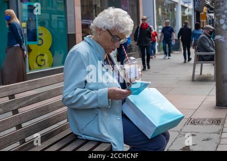 Glasgow, Écosse, Royaume-Uni. 22 août 2020. Météo Royaume-Uni. Une femme assise sur un banc à Buchanan Street. Credit: SKULLY/Alay Live News Banque D'Images