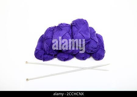 Balls of purple knitting wool and needles isolated on a white background Banque D'Images