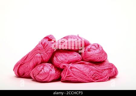Balles de laine à tricoter rose isolées sur fond blanc Banque D'Images