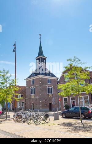 Makkum, pays-Bas - 6 août 2020 : maison de pesage historique avec tour dans le centre de Makkum, Frise aux pays-Bas Banque D'Images