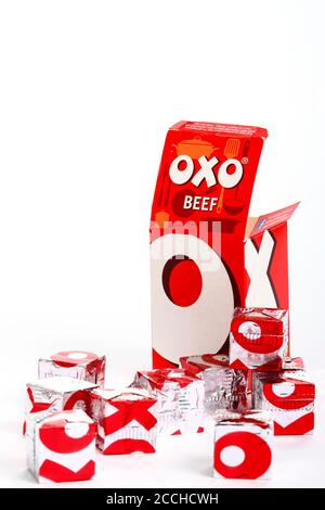 Boîte de cubes OXO de bouillon de sauce au bœuf cubes isolés un arrière-plan blanc Banque D'Images