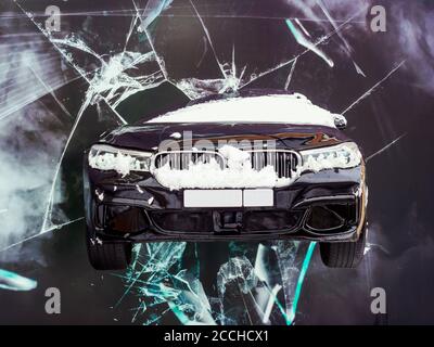 Sotchi, Russie - 24 février 2020. Maquette décorative de bâtons de voiture de mur noir avec imitation de verre brisé.Casino bâtiment Banque D'Images