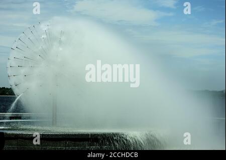 Close-up d'une belle fontaine en forme de boule à Dnepropetrovsk Ukraine Banque D'Images