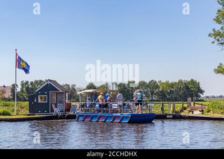 Grou, pays-Bas - 8 août 2020: Ferry avec traversée touristique du port de Grou lors de leur tour à vélo NP ADLE Feanen , Frise, pays-Bas Banque D'Images