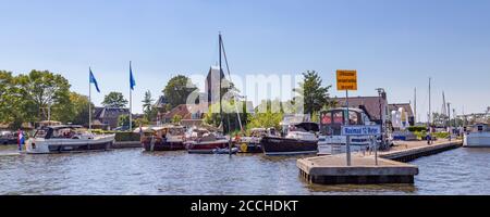 Grou, pays-Bas - 8 août 2020 : vue panoramique du village de loisirs aquatiques Grou à Friesland, pays-Bas Banque D'Images
