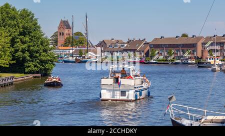 Grou, pays-Bas - 8 août 2020: Paysage avec port de l'eau de loisirs village Grou à Friesland, pays-Bas Banque D'Images