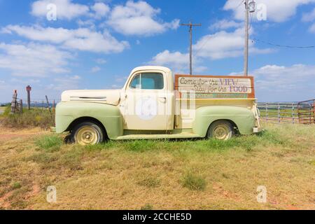 Clinton USA - septembre 10 2015; camion Vintage White Dog Cafe avec panneau garé le long de la route 66 pour attirer l'attention des passants. Banque D'Images