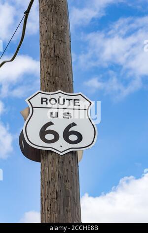 Route US 66 signalisation de l'autoroute petite forme de bouclier sur pole1 de puissance une de l'incroyable variété de 66 panneaux vus le long de l'itinéraire historique. Banque D'Images