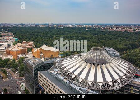 Vue imprenable sur le Sony Center de Potsdamer Platz Berlin, en face du parc Tiergarten Banque D'Images