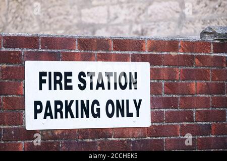 Parking avec caserne de pompiers uniquement sur le panneau mural du parking Banque D'Images