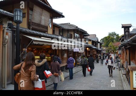 Touristes dans les routes pavées Ninen-zaka et Sannen-zaka à Gion, la vieille ville de Kyoto Banque D'Images