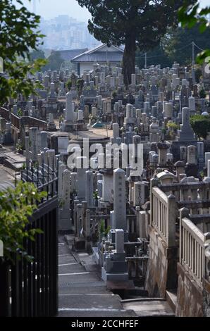 Tombes historiques au cimetière de Nishi Otani dans le district de Higashiyama, Kyoto, Japon. Banque D'Images