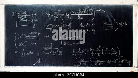 Tableau noir portant des formules et calculs scientifiques en physique ...
