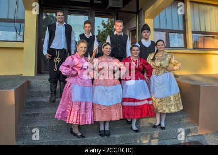 Ivanovo, Serbie, 15 août 2016. Un groupe de jeunes hommes et de jeunes femmes qui participent à des manifestations folkloriques se posent devant la Maison de la culture. Ils ont Banque D'Images