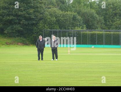 Les arbitres font une inspection du terrain après que la pluie retarde le début du match de la Greater Manchester Cricket League entre Glossop et Denton. Banque D'Images