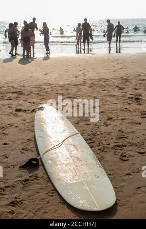 Une planche de surf sur une plage surpeuplée du nord du devon en été heure Banque D'Images