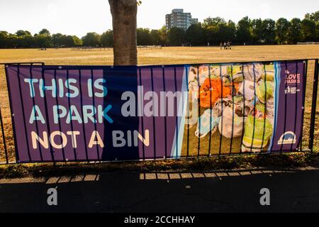 Affiche « c'est un parc n'est pas un bac » Wandsworth Common à Londres Banque D'Images