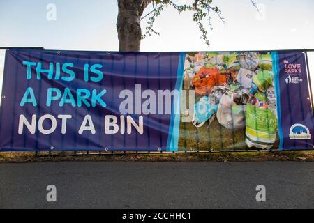 Affiche « c'est un parc n'est pas un bac » Wandsworth Common à Londres Banque D'Images