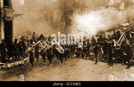 WWI 1917 les troupes australiennes victorieuses marchent dans Bapaume, dans le nord de la France (récemment occupée par les Allemands) et sont dirigées par un groupe. En 1916, Bapaume était l'une des villes considérées comme des objectifs stratégiques par les alliés dans la bataille de la somme. Elle a été occupée par l'Allemagne le 26 septembre 1914, puis par les Britanniques le 17 mars 1917. Le 24 mars 1918, les Allemands ont repris la ville. La première bataille de Bapaume s'est déroulée du 24-25 mars 1918 et la deuxième bataille de Bapaume du 21 août au 3 septembre 1918. Bien que largement détruite, la ville anglaise de Sheffield a fourni une aide à la reconstruction . Banque D'Images