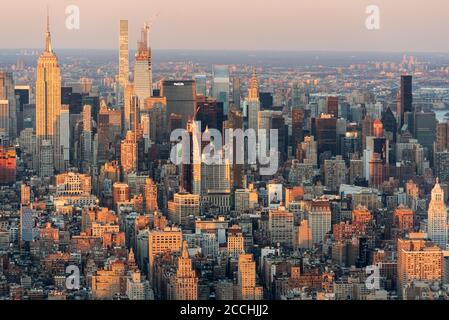 Golden Light Trails le long des gratte-ciel Midtown Manhattan, New York Banque D'Images