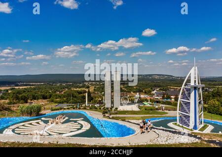 Krajno-Zagorze, Pologne - 14 août 2020. La miniature de Palm Jumeirah, World Trade Center et Burj Al Arab Hotel à Sabat Krajno Amusement et M. Banque D'Images