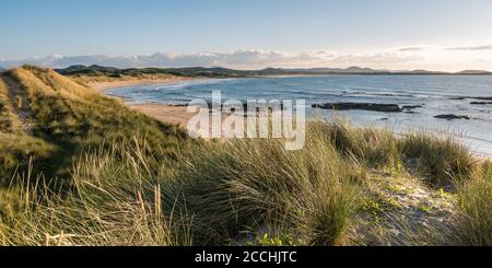 Dunes de sable couvertes d'herbe sur la plage de Ballyheirnan à Donegal Irlande Banque D'Images