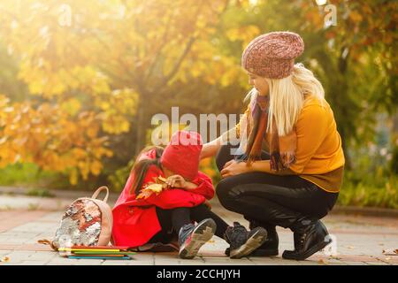 Jeune belle mère escorte sa fille à la première classe. Banque D'Images