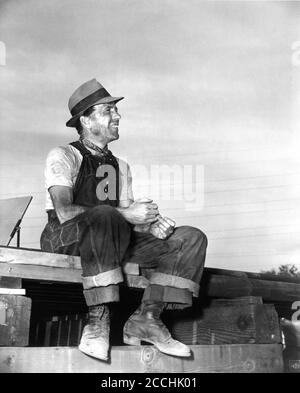 HUMPHREY BOGART sur place Candid pendant le tournage du TRÉSOR DE LA SIERRA MADRE 1948 réalisateur / scénario JOHN HUSTON roman B. Traven Warner Bros. Banque D'Images