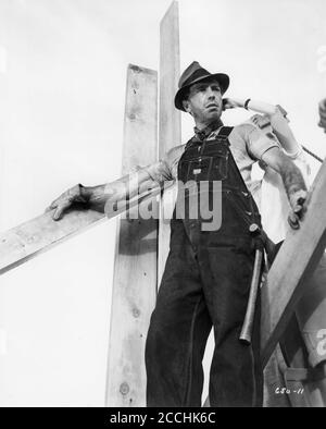 HUMPHREY BOGART sur le terrain Candid ayant le costume ajusté pendant le tournage du TRÉSOR DE LA SIERRA MADRE 1948 réalisateur / scénario JOHN HUSTON roman B. Traven Warner Bros. Banque D'Images