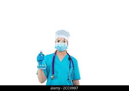 Une femme médecin ou infirmière en uniforme utilise un spray désinfectant. Désinfection. Protection contre les virus et les bactéries. Isolé sur un fond blanc Banque D'Images