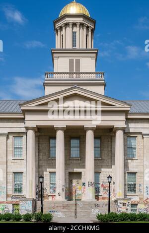 Le bâtiment du vieux Capitole de l'Iowa est couvert de graffitis de Black Lives Matter Banque D'Images