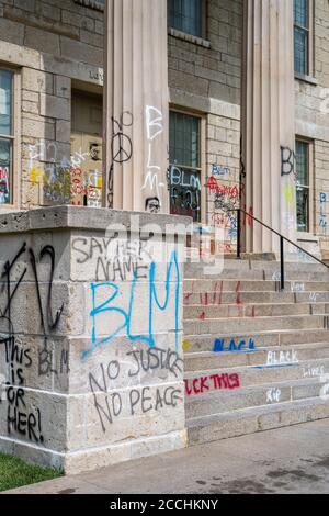 Le bâtiment du vieux Capitole de l'Iowa est couvert de graffitis de Black Lives Matter Banque D'Images