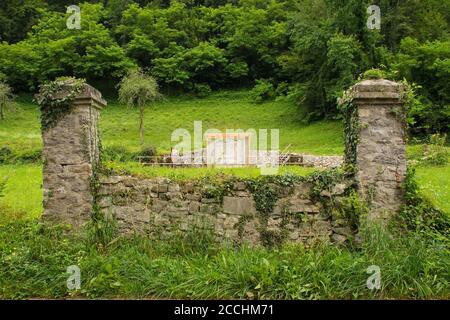 Le mur reste dans un cimetière de l'ex-guerre mondiale à Kamno, Primorska, Slovénie. Les corps des soldats italiens et austro-hongrois ont depuis été déplacés Banque D'Images