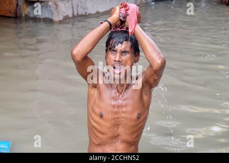 Kolkata, Inde. 22 août 2020. Un homme prend un bain au-dessus de la rue après la marée haute dans la rivière du Gange au-dessus de la rue. (Photo de Satyajit Shaw/Pacific Press) crédit: Pacific Press Media production Corp./Alay Live News Banque D'Images